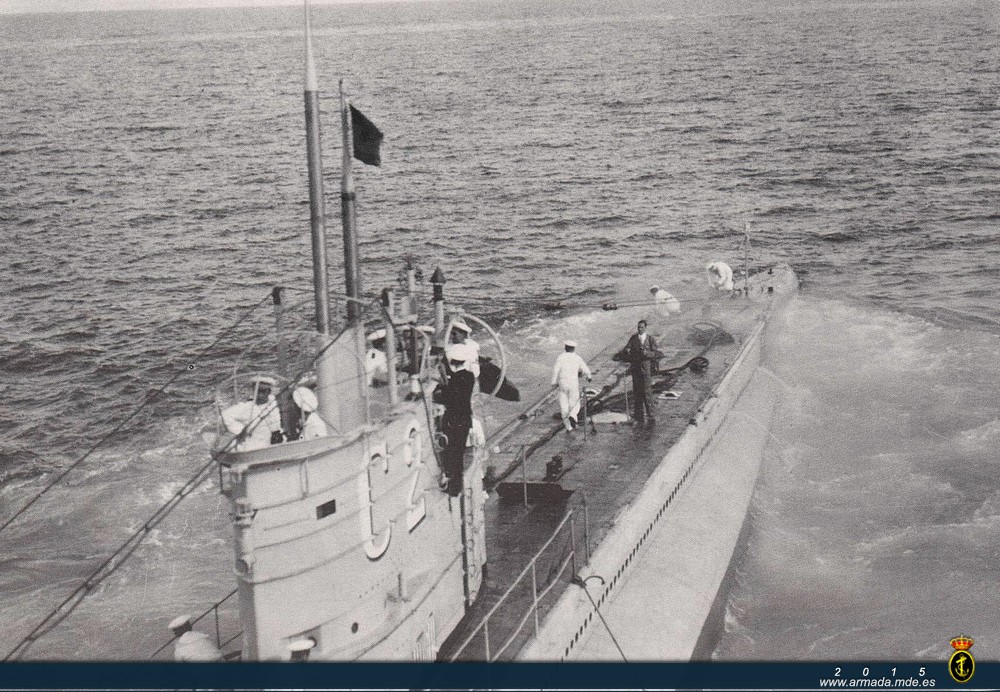El C-2 dando atrás, posiblemente en una salida a la mar, en cubierta se aprecia al personal arranchando la maniobra de estachas.